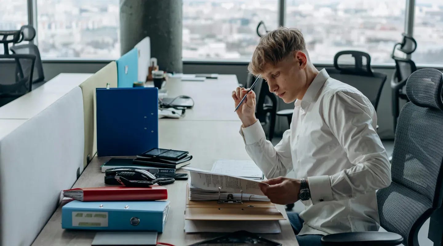 Persona viendo documentos en una oficina. Persona viendo documentos en una oficina.