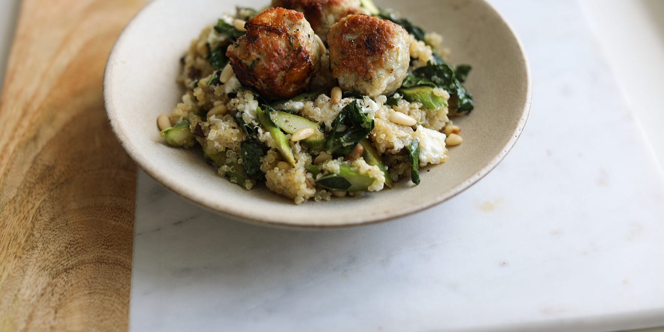 Ensalada de quinoa con espárragos, kale y champiñones