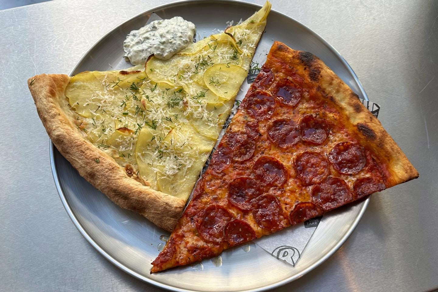 A Paris, chez Rori, « le filet de miel infusé au piment oiseau sur le  salami fumé et la mozzarella fondue propulse la pizza dans une autre  dimension »