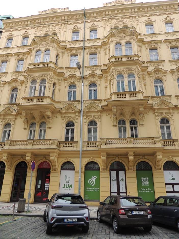 A building with many windows and cars parked in front of it

AI-generated content may be incorrect.