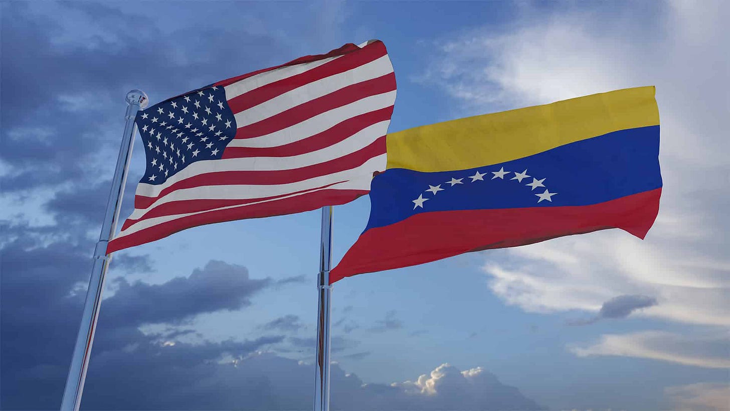 The flags of the United States and Venezuela flying in a clear sky. Photo: The Motion Cloud / Getty Images.