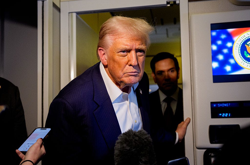 ✈️ 🚚 Moronic Trump Thinks It's Funny He Left Toadies and the Media on Death Force One