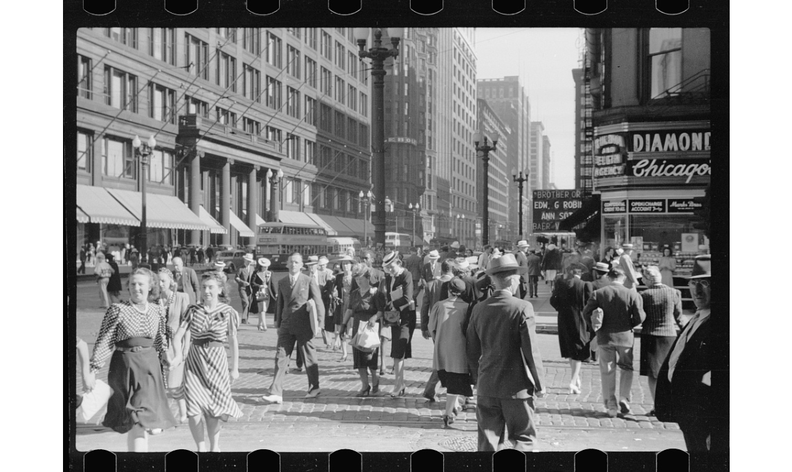 Historic Chicago street scene, photographed by John Vachon in 1940.