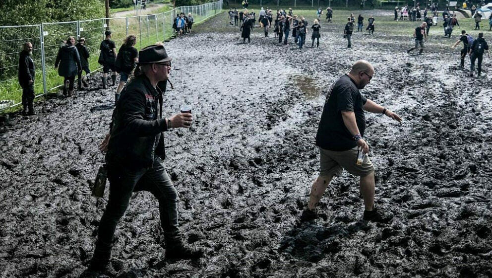 Bildergalerie Wacken 2023: Waten durch Schlamm und Morast