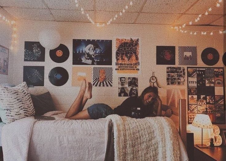 Home Décor: Vintage Bedroom Decoration | Dorm room inspiration, Dorm room  decor, Dorm room designs