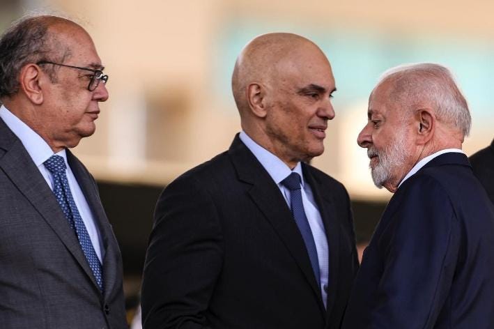 Alexandre de Moraes entre seu colega no STF, o ministro Gilmar Mendes, e o presidente Lula