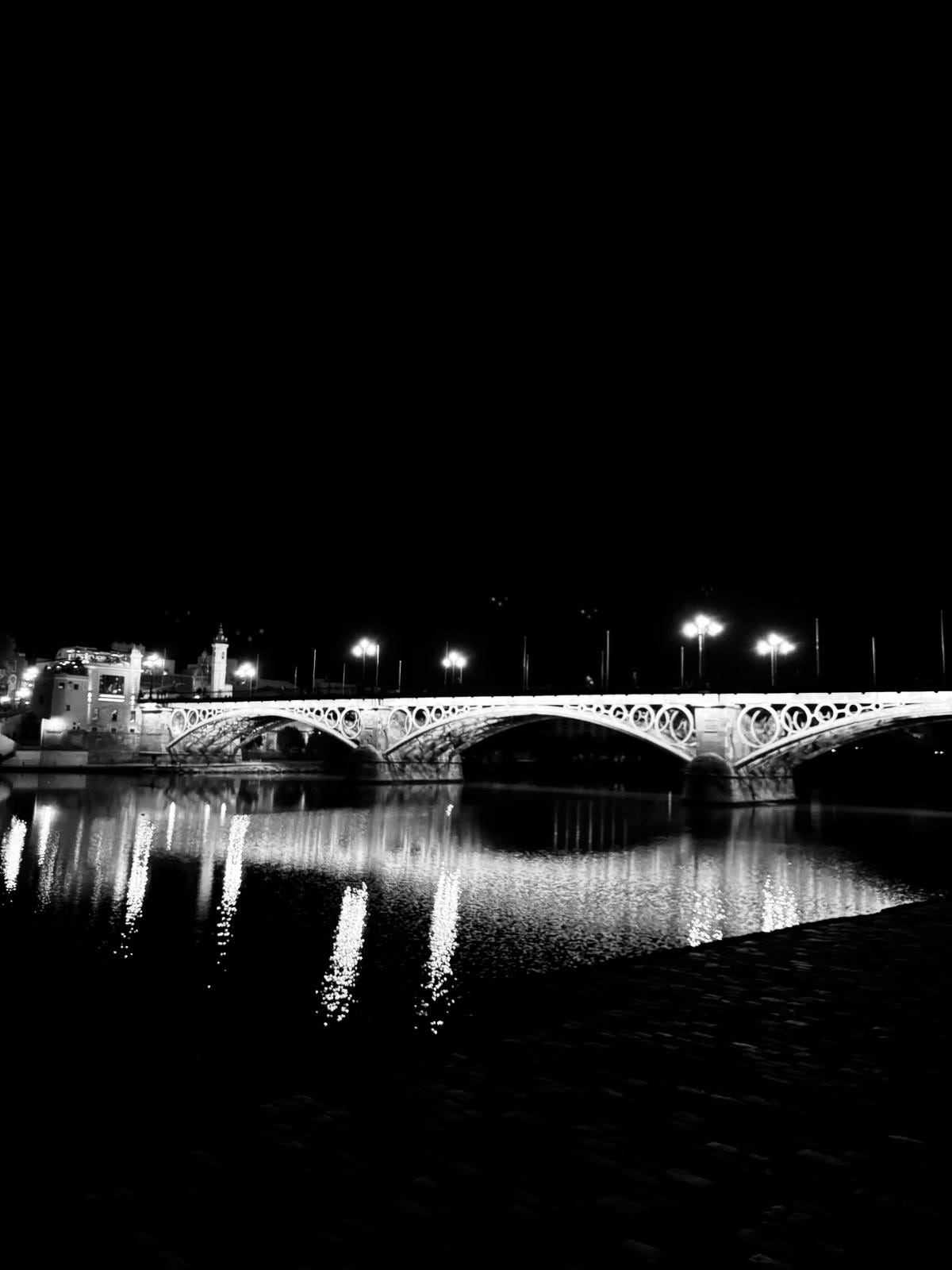 imagen del puente de Triana de Sevilla de noche imagen del puente de Triana de Sevilla de noche