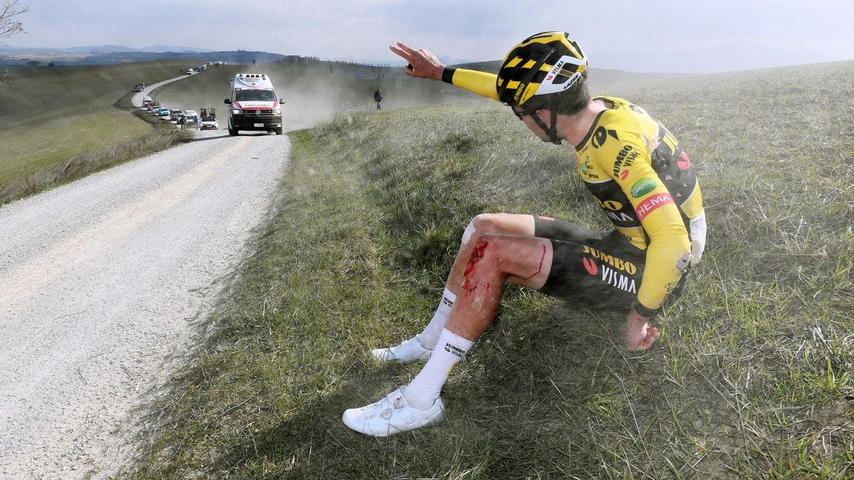 Strade Bianche 2022 | La foto viral de dolor y desolación de Tiesj Benoot  que refleja el lado más crudo del ciclismo - Eurosport
