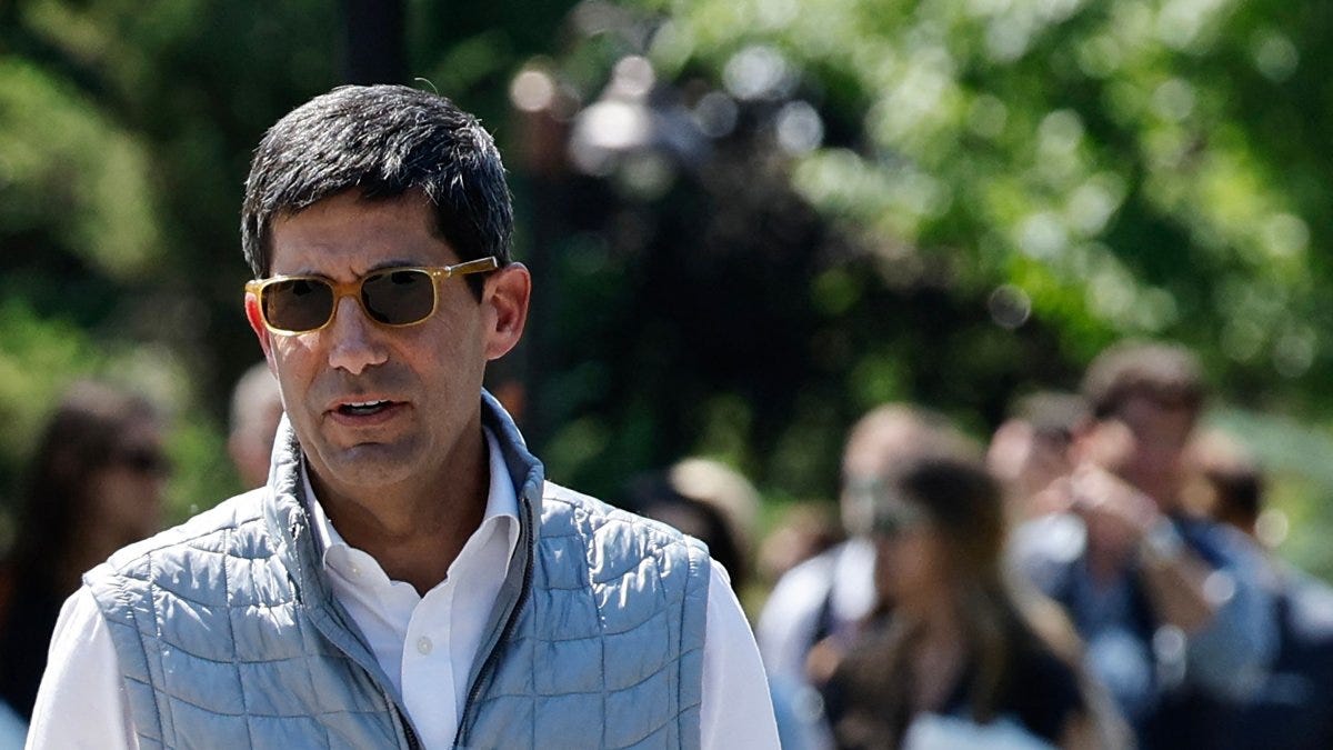 U.S. financer Kevin Warsh leaves after the session at the Allen and Company Sun Valley Conference in Sun Valley, Idaho, U.S., July 10, 2024. (AFP Photo)