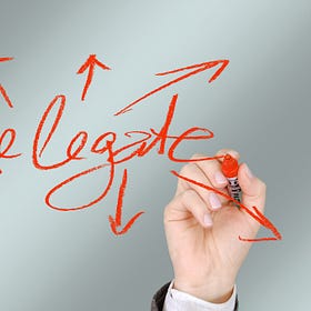 La delega a cascata negli studi professionali: superare il “tappo” organizzativo