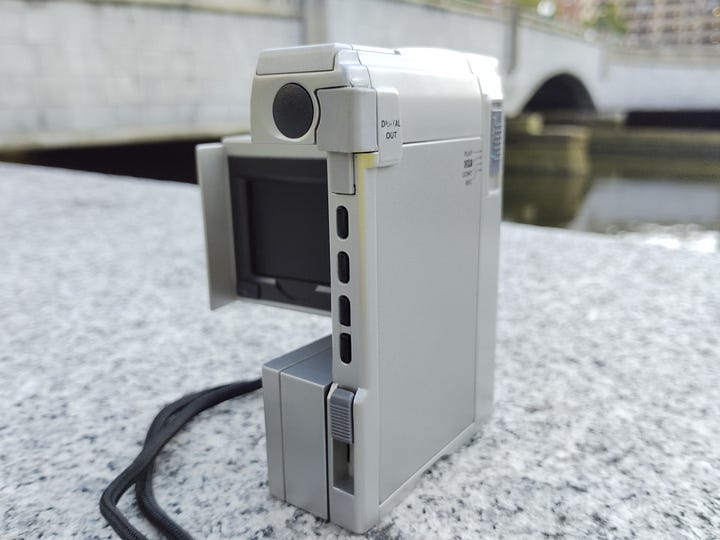 19）NEC Picona デジタルカメラ PC-DC200K NEC Picona PC-DC200K - by Digital-Camera-History