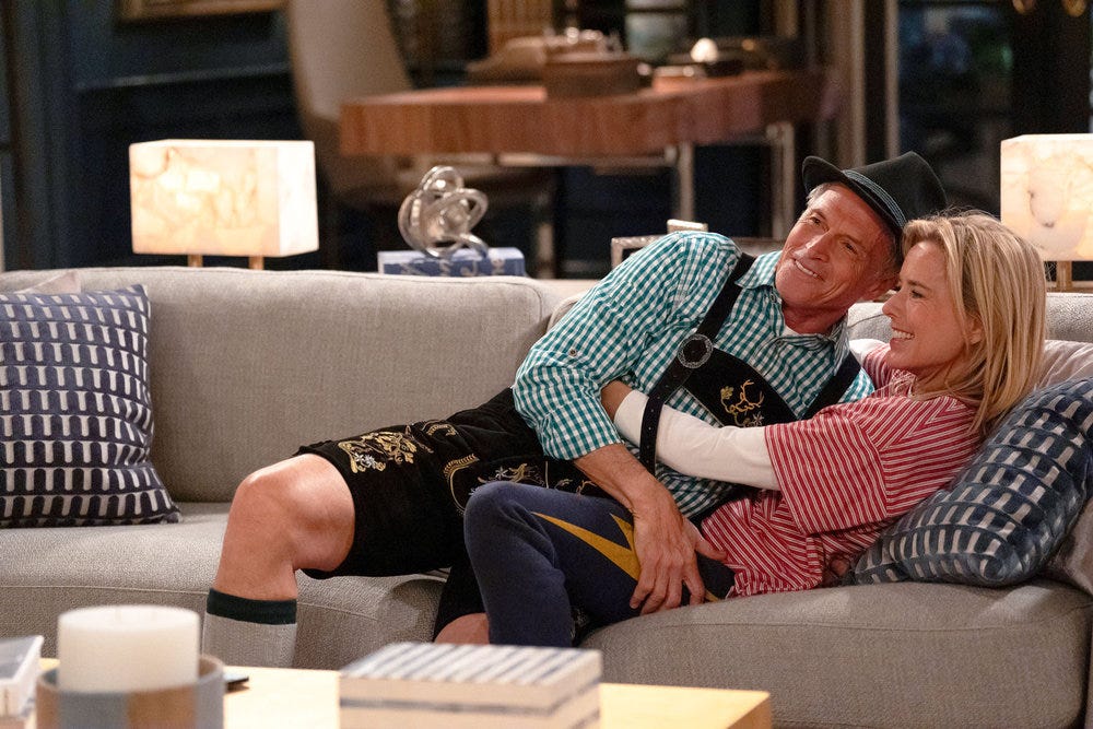 Newlyweds “Pilot” Episode 101 James and Jeanie caught kissing on the couch Newlyweds “Pilot” Episode 101 James and Jeanie caught kissing on the couch