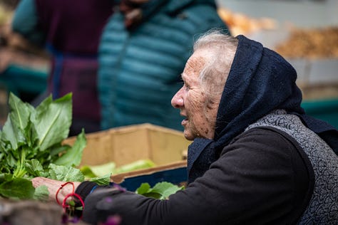 Această selecție urmărește legumele de sezon și felul în care piața devine, la început de aprilie, una dintre cele mai vii imagini ale primăverii urbane. Tarabele pline de verdețuri, salată, ridichi și ceapă verde vorbesc despre prospețime, despre ritmul sezonului și despre apropierea unei perioade în care aceste gusturi simple revin firesc pe mesele oamenilor.