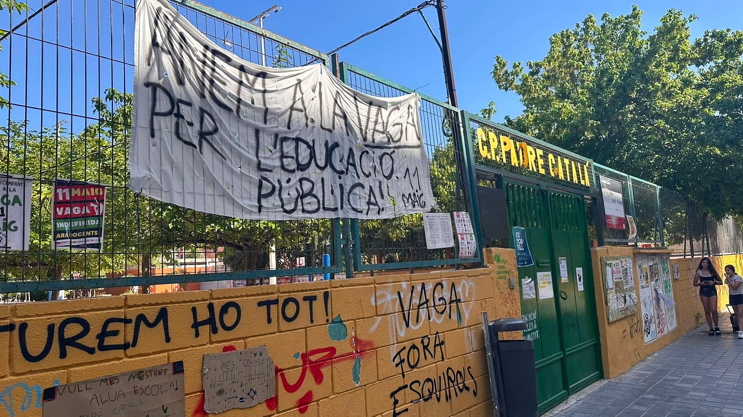 A l'entrada del CEIP Pare Català s'exhibeixen diferents cartells i pancartes de suport a la vaga