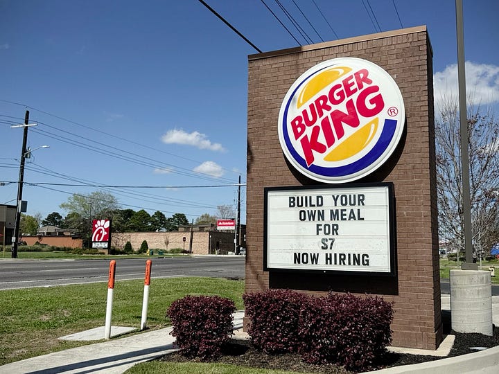 Publicités menus abordables Burger King et McDonald's à Lafayette Louisiane sur Johnson Street, mars 2026.