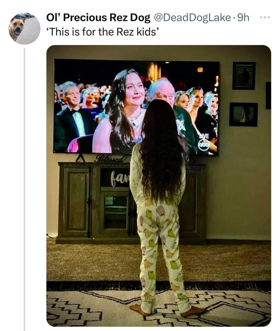 Photo by Mariah Humphries on March 11, 2024. May be a Twitter screenshot of 4 people, television, screen, tablet and text that says 'OI' Precious Rez Dog @DeadDogLake. 9h 'This is for the Rez kids' LIVE fan'.