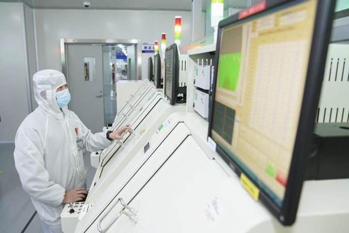 A picture containing text, indoor, person

Description automatically generated