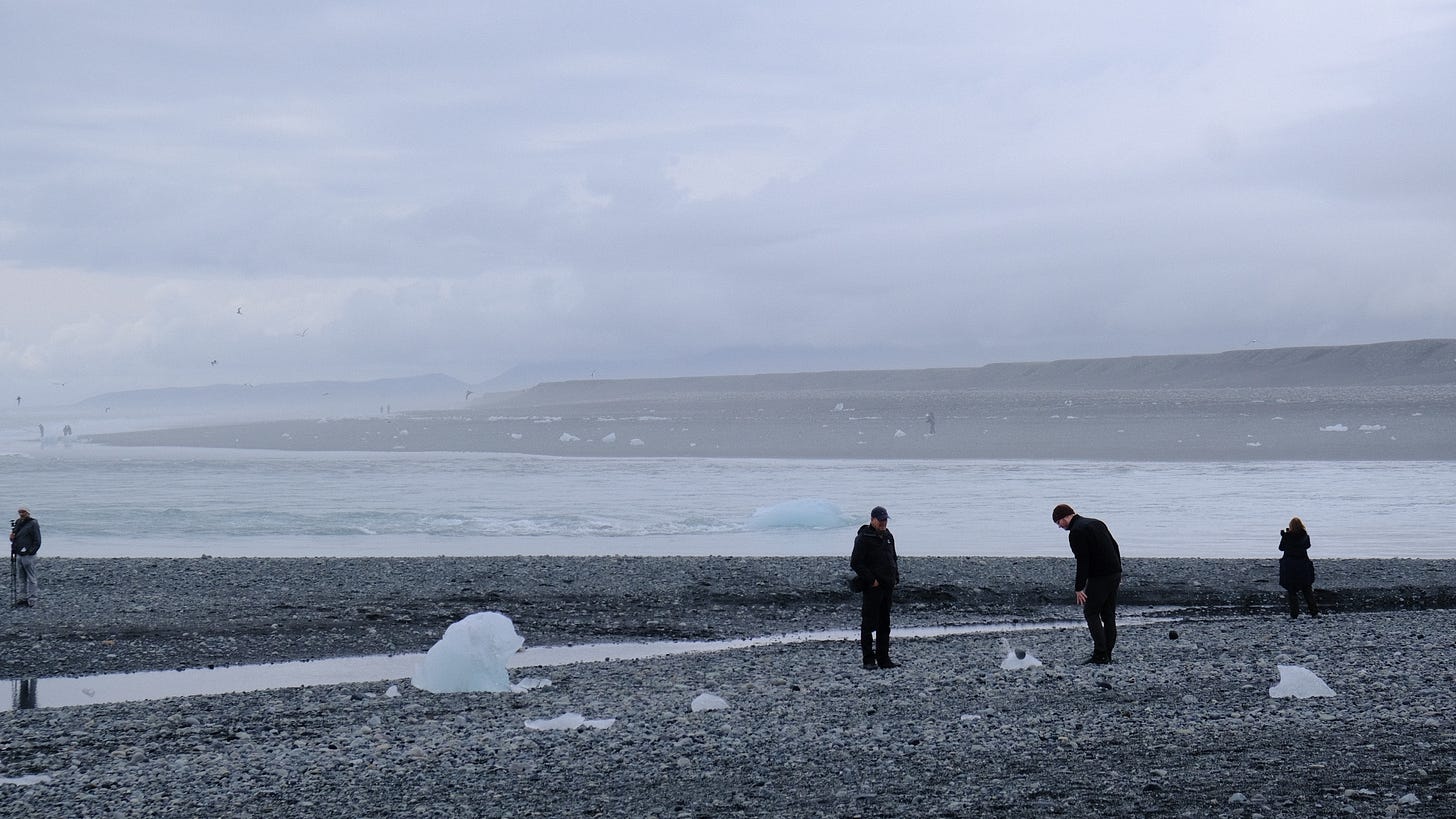 A group of people standing on a beach

AI-generated content may be incorrect.