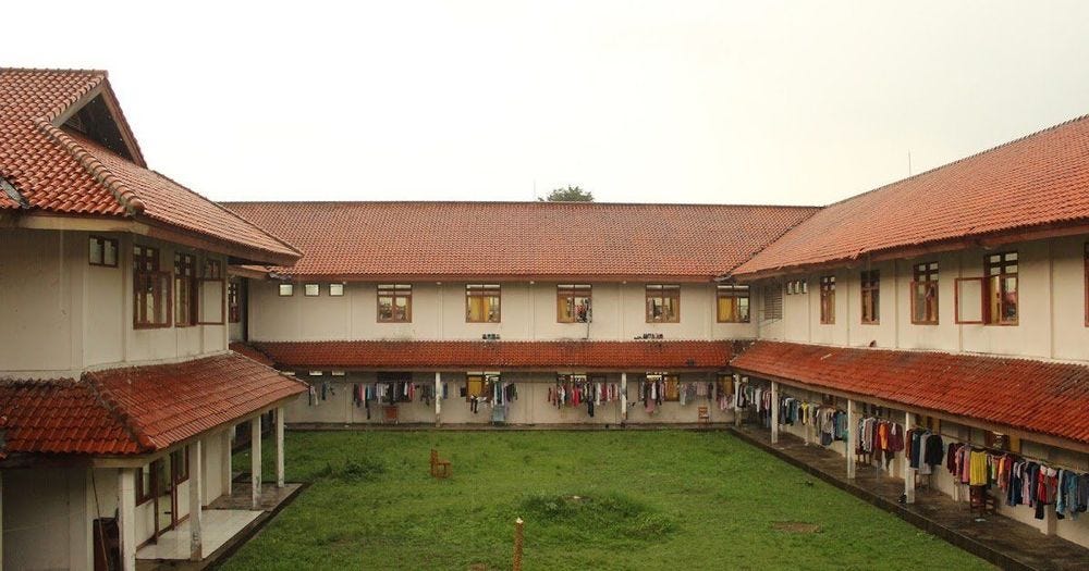 Asrama yang Identik dengan Hantu Orang Sebelah. Kamu Anak IPB Pasti Sudah Khatam Ceritanya! Asrama yang Identik dengan Hantu Orang Sebelah. Kamu Anak IPB Pasti Sudah Khatam Ceritanya!