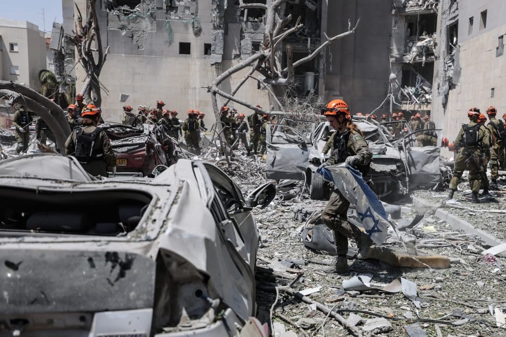 Israeli rescue teams operate at the scene of an Iranian missile strike on a residential area in Bir al-Sabe (Beersheba), June 24, 2025. (Photo: Saeed Qaq/ZUMA Press Wire/APA Images)