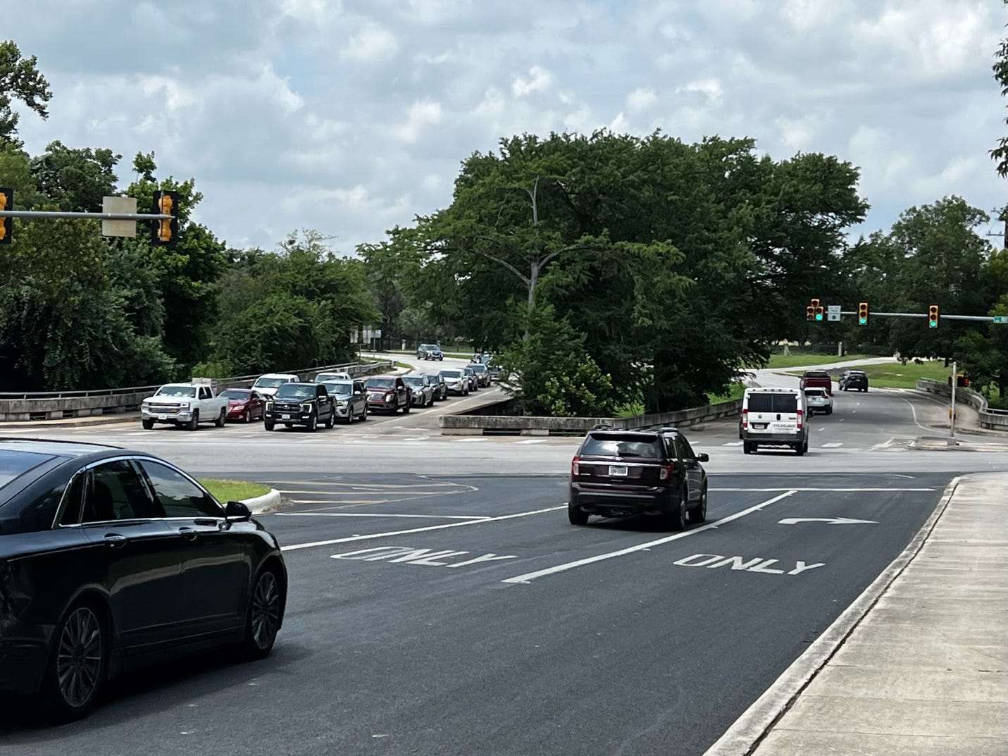 A traffic on a road

AI-generated content may be incorrect.