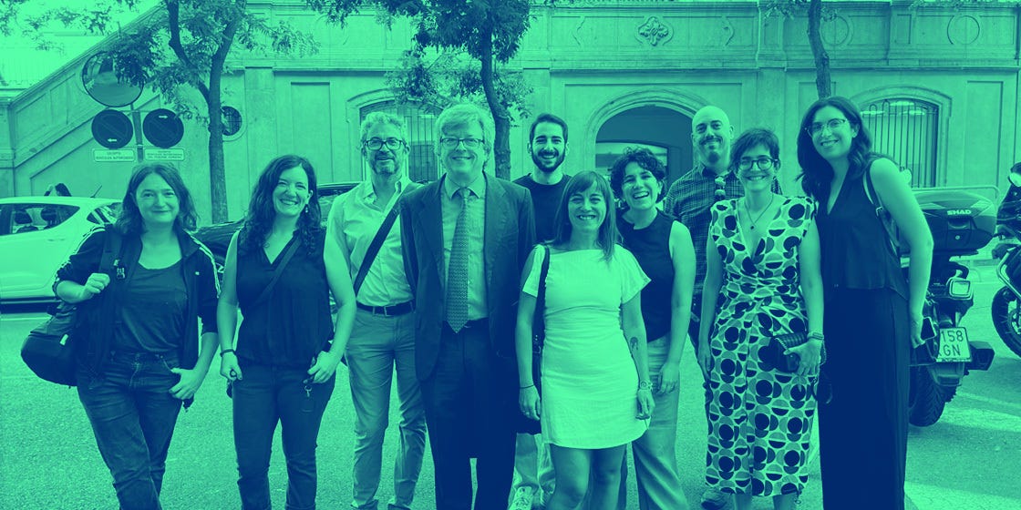 El equipo de trabajo de Civio, la organización no gubernamental que promovió el litigio contra el gobierno español para la transparencia del código fuente del sistema BOSCO. Crédito: Civio https://civio.es/novedades/2025/09/17/civio-abre-camino-en-la-transparencia-algoritmica-el-supremo-condena-al-gobierno-a-entregar-el-codigo-fuente-de-bosco/