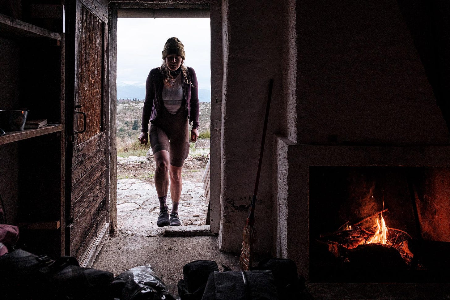 Cycliste qui rentre dans une cabane