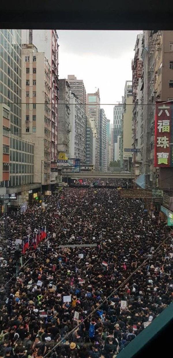 Thanks to Ben (hello!) for this live photo from the street today.