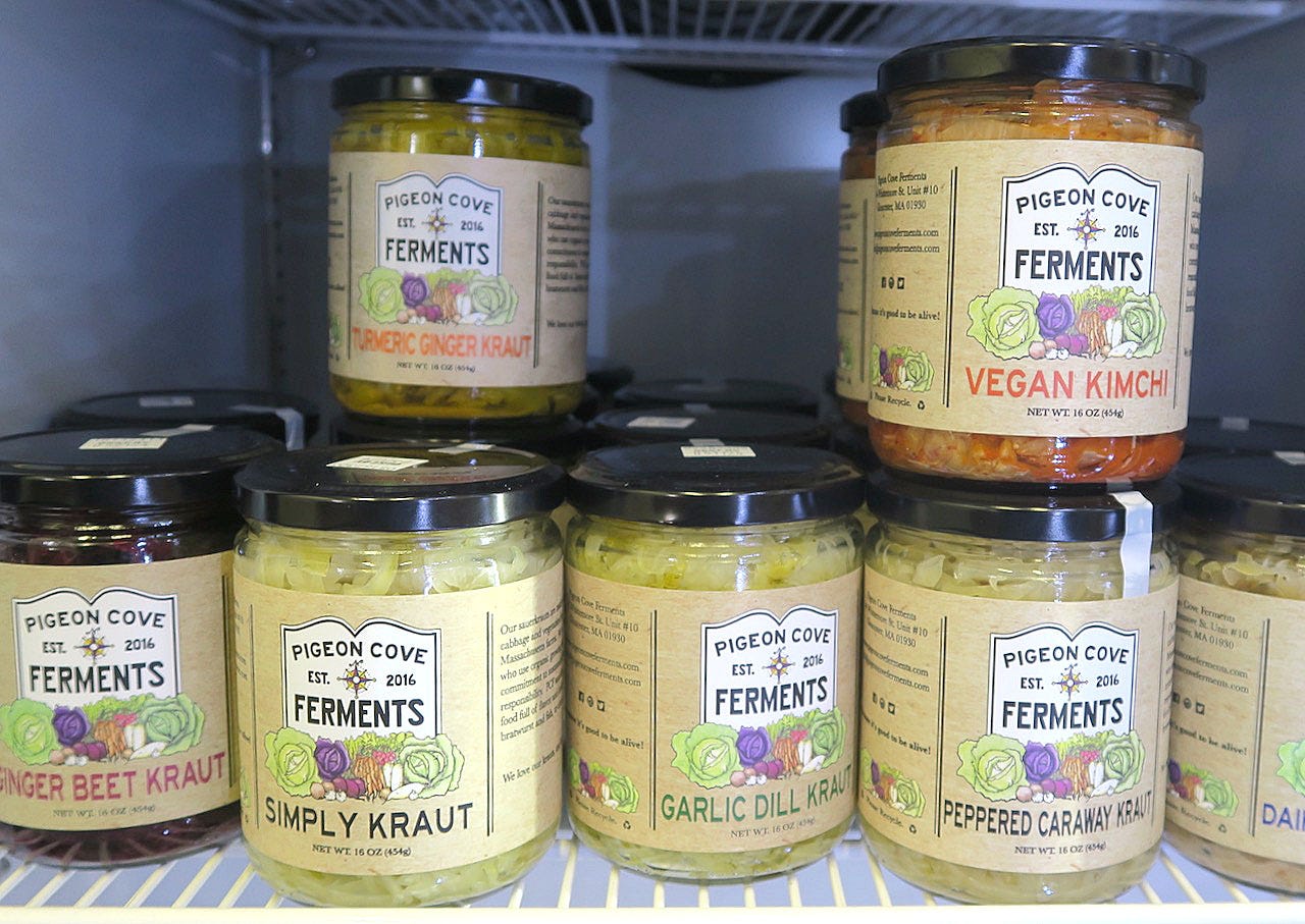 Jars of pickles on a shelf

Description automatically generated
