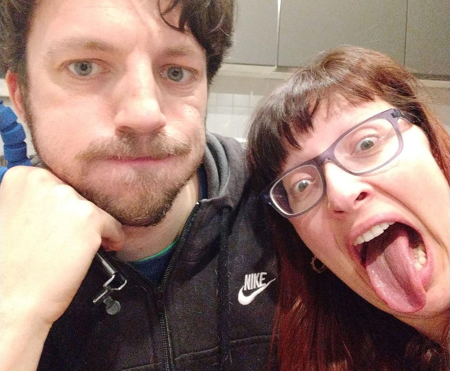 Federico e Elena guardano in camera facendo smorfie. 