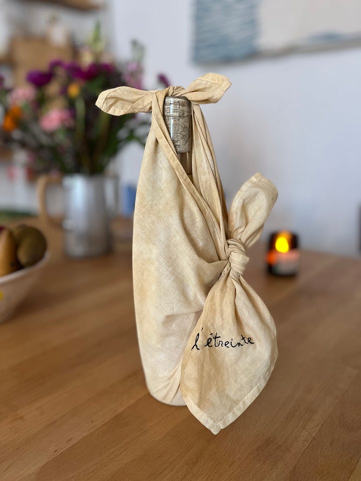 L'art d'emballer. Ici avec mas bandanas/ furoshikis en teinture végétale.