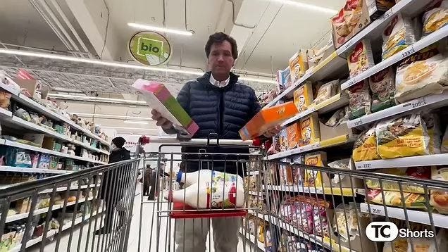 tucker Carlson in a russian supermarket pushing fascist propadanda