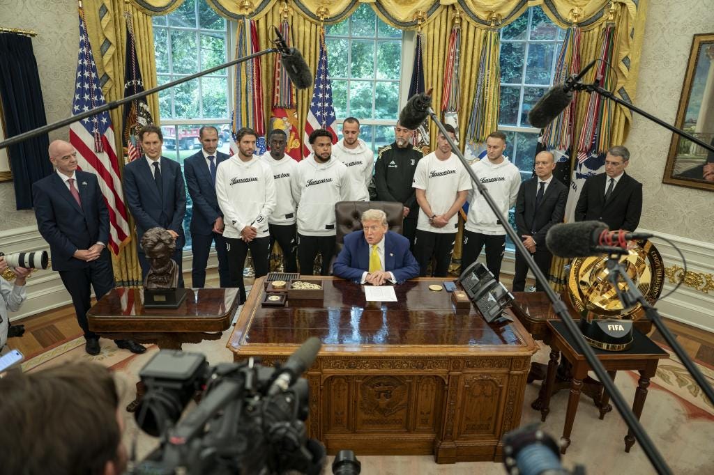 Donald Trump con los jugadores de la Juventus EFE/EPA/KEN CEDENO / POOL