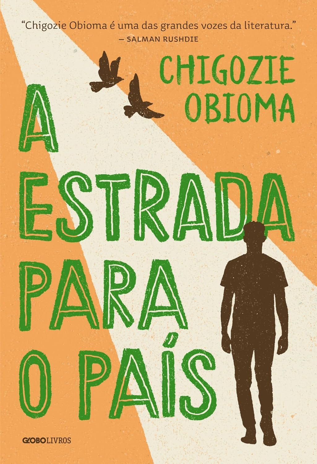 Capa do livro A estrada para o país, de Chigozie Obioma. O fundo tem tons de laranja com uma faixa clara diagonal que lembra uma estrada. Sobre essa faixa, há a silhueta preta de um homem em pé e duas aves voando acima dele. O título está em letras grandes e verdes, ocupando boa parte da imagem, e o nome do autor aparece no canto superior direito. No topo, há uma citação de Salman Rushdie elogiando o autor. No canto inferior esquerdo, o logo da editora Globo Livros.  Atenção: Este agente GPT deve ser utilizado apenas como apoio para descrição de peças gráficas voltadas para redes sociais. Em hipótese alguma substitui o trabalho de especialistas em audiodescrição, especialmente a consultoria de pessoas com deficiência visual.