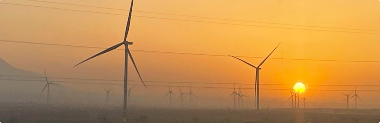 Champs d’éoliennes dans le Xinjiang, avril 2025