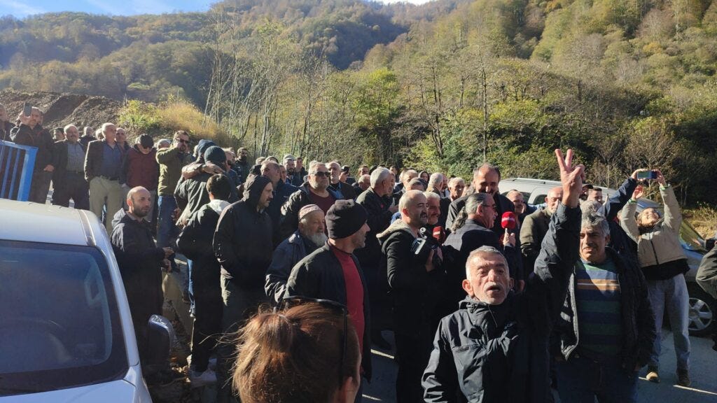 Trabzon'da HES için yapılacak olan ÇED toplantısı halk tarafından  engellendi: Şirket ve bakanlık yetkilileri kovuldu | Sendika.Org - Üreten  Biziz Yöneten de Biz Olacağız