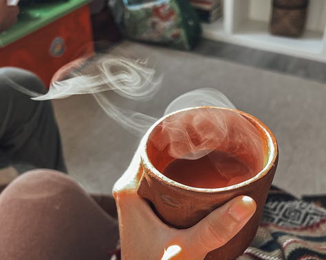 étapes de préparation d'un cacao sacré, découpe, mélange, consomation
