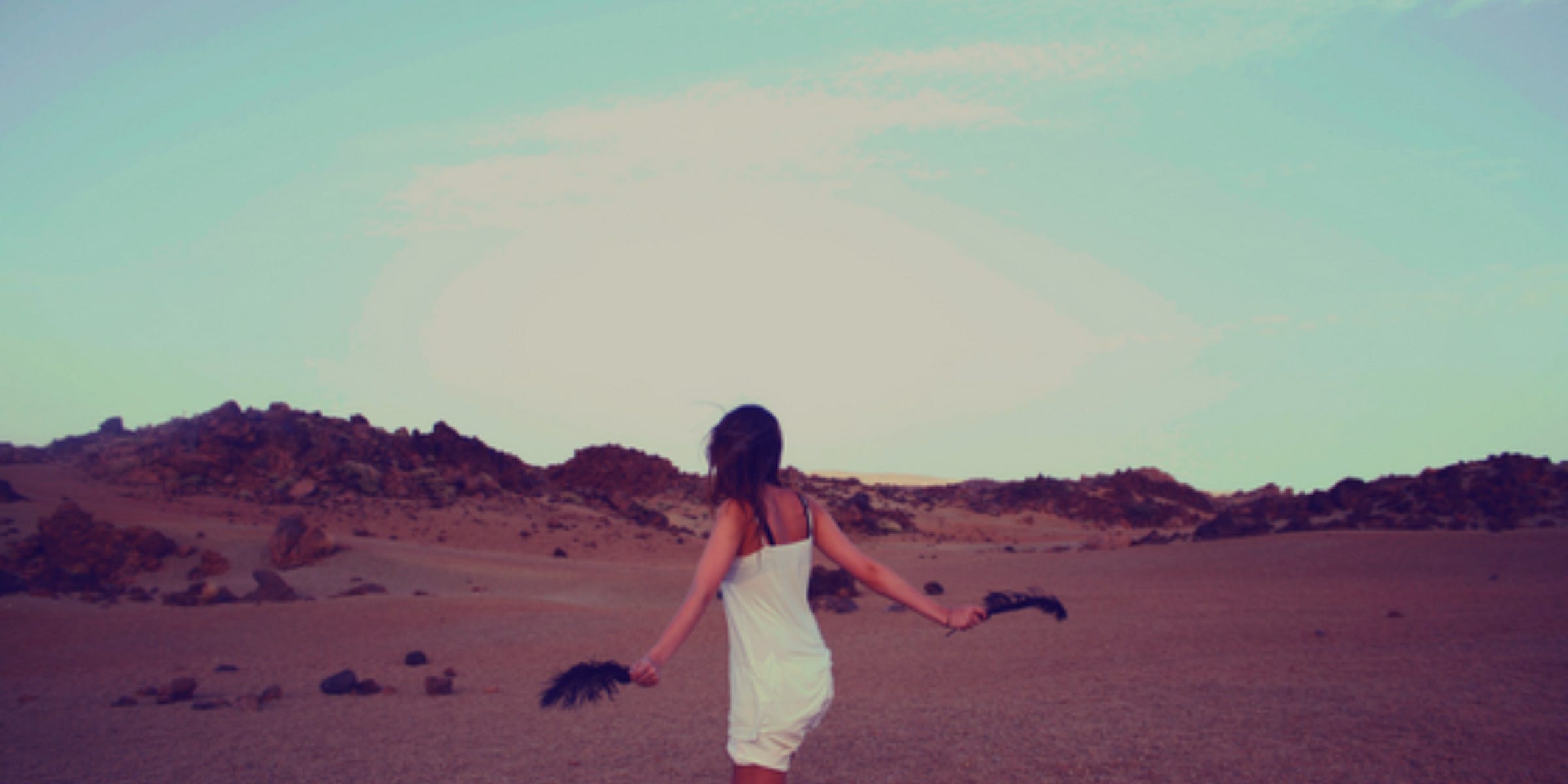 sfeerbeeld van vrouw in woestijnlandschap, belichaming van vrijheid, ruest de de quiet luxury esthetiek sfeerbeeld van vrouw in woestijnlandschap, belichaming van vrijheid, ruest de de quiet luxury esthetiek