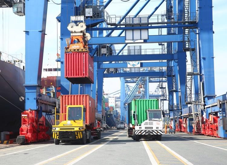 Lũy kế 9 tháng đầu năm 2024, số thu ngân sách nhà nước từ hoạt động xuất nhập khẩu đạt 306.312 tỷ đồng, bằng 81,7% dự toán. Lũy kế 9 tháng đầu năm 2024, số thu ngân sách nhà nước từ hoạt động xuất nhập khẩu đạt 306.312 tỷ đồng, bằng 81,7% dự toán.