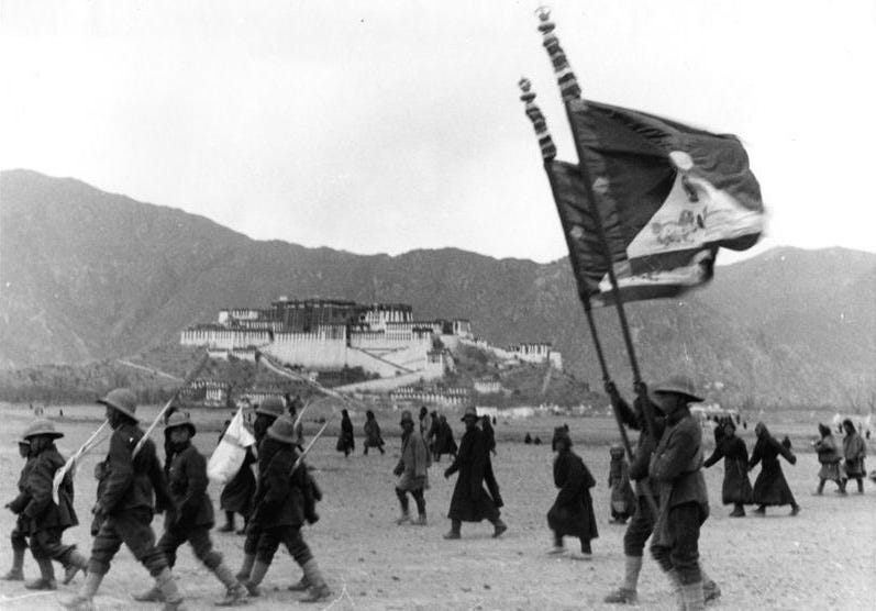 File:Bundesarchiv Bild 135-S-11-07-17, Tibetexpedition, Militärparade.jpg