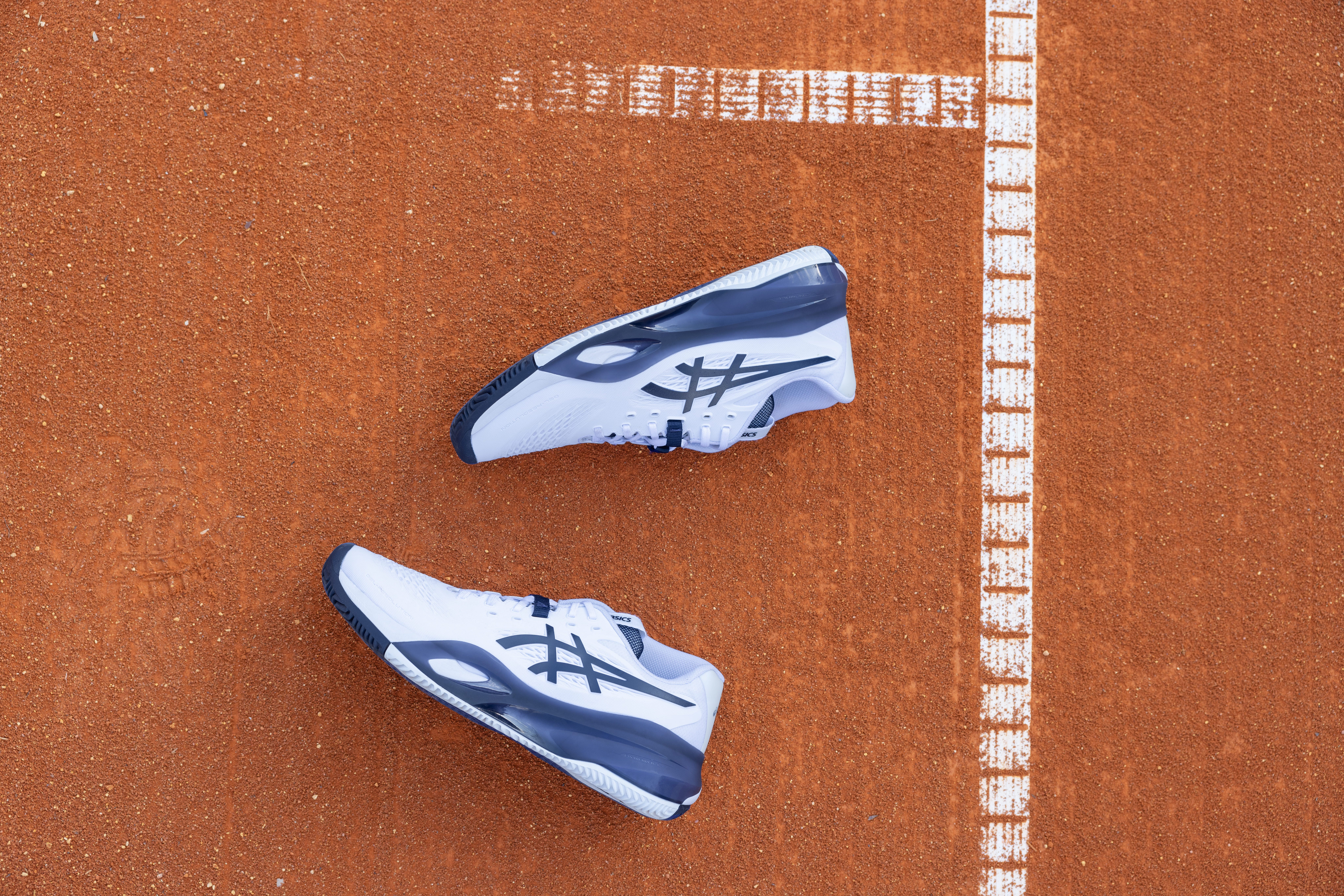 ASICS y A.P.C. se unen para lanzar una colección que une estilo y