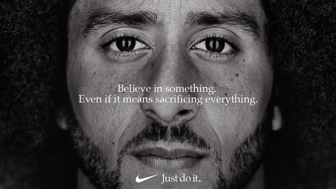 Nike triunfa con la campaña de Colin Kaepernick (pese a los intentos de  Trump) - Nike aumenta sus beneficios desde el lanzamiento de la campaña con Colin  Kaepernick