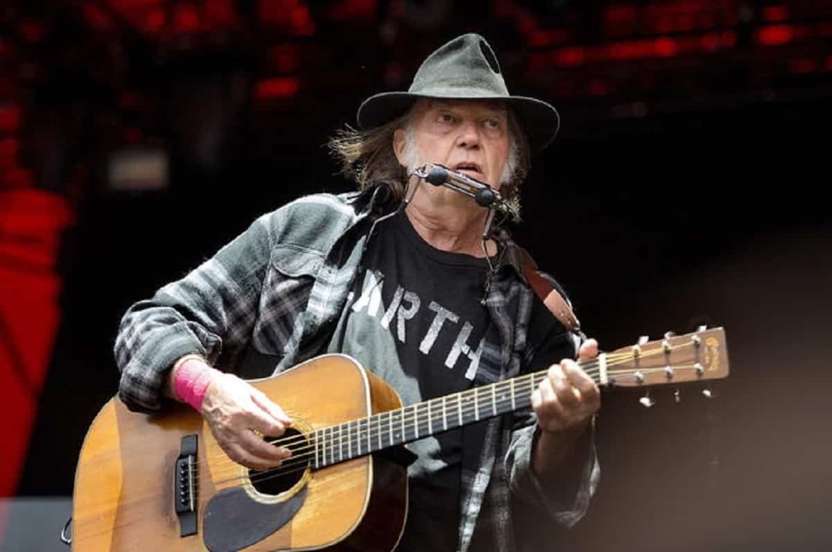 Spotify sfratta Neil Young dopo la sua lettera contro il commentatore no  vax Joe Rogan