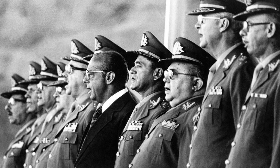 Perfilados. O presidente João Baptista Figueiredo participa da homenagem ao Dia do Soldado, em 1979, ano em que tomou posse, ao lado de vários generais: ele encerraria o ciclo militar de 21 anos ao sair do Planalto em 15 de março de 1985 Foto: Orlando Brito / Orlando Brito / Agência O Globo - 25/08/1979