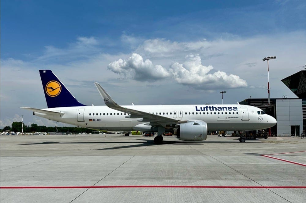 Na zdjęciu samolot lini Lufthansa.