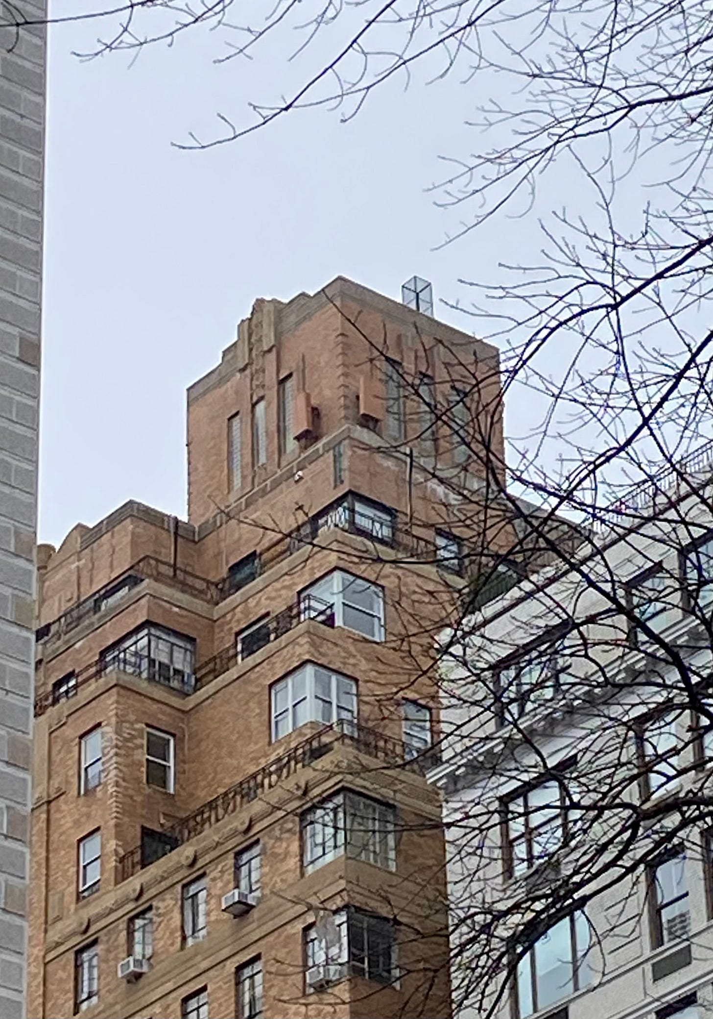 A close-up of the water structure, with narrow stone embellishments and three slender windows.