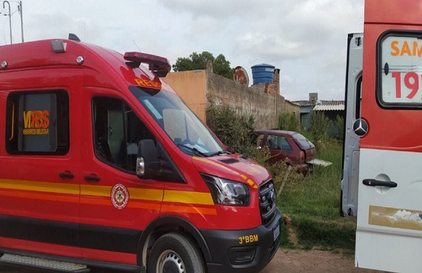 Homem sofre mal súbito e morre, após colidir carro contra o muro de residência