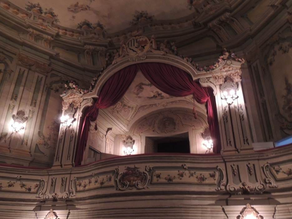 A theater with a red curtain

AI-generated content may be incorrect.