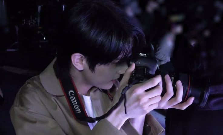 Dia mulai mengintip lewat viewfinder, mengarahkan lensanya tepat ke arahmu Dia mulai mengintip lewat viewfinder, mengarahkan lensanya tepat ke arahmu
