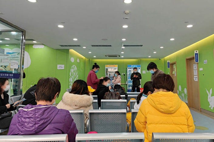 Parents and their kids crowd into the child psychiatry clinic at Peking University Sixth Hospital on Nov. 8. Photo: Fan Qiaojia/Caixin
